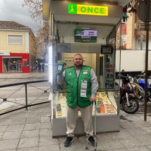 Francisco Manuel Jiménez, en su quiosco de la Avenida de Dílar.