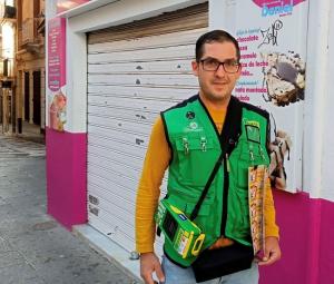 Francisco Miguel Cañada lleva poco más de dos semanas de vendedor de cupones.