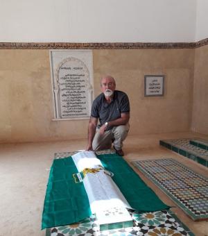 Francisco Vigueras en la tumba de Al Mutamid en Agmat, cerca de Marrakech, símbolo del exilio andalusí.