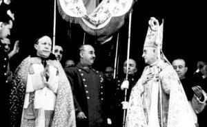 Franco bajo palio junto al obispo Eijo Garay, en una imagen de marzo 1941.