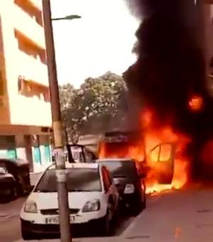 Imagen del vehículo grúa ardiendo.