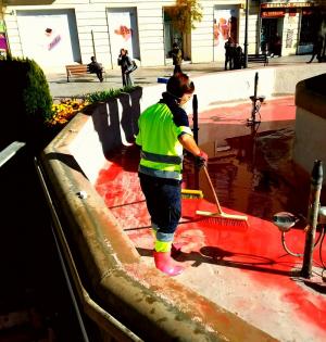 Limpieza de los restos de la pintura en la Fuente de las Batallas. 