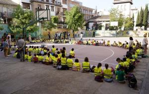Escolares del CEIP José Hurtado, con los chalecos amarillos en el patio. 