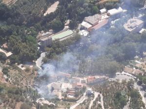 Imagen aérea del incendio, cerca del Balneario (arriba). 