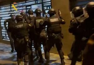 Agentes entran en un domicilio durante la operación. 