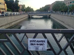 'Esto antes era un río', se puede leer en un pequeño cartel colocado en un puente del tramo urbano del Genil