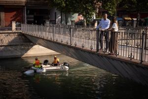 El edil de Urbanismo supervisa los trabajos de limpieza en el Genil.