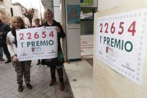 Celebración de un premio en la Administración de la calle Palencia.
