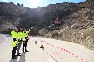 Antonio Granados y Antonio Ayllón en su visita a la carretera este lunes.