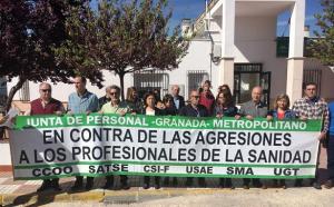 Concentración en la puerta del centro de salud de Guadahortuna.