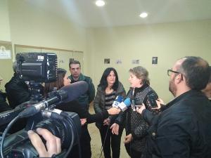 La alcaldesa de Guadix y la subdelegada del Gobierno atienden a los medios.