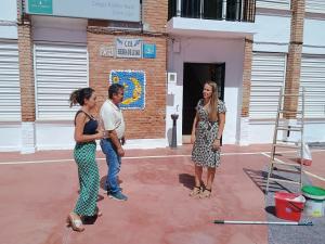La alcaldesa en la visita a uno de los colegios.