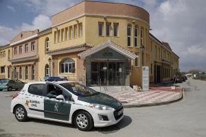 La Guardia Civil a las puertas de la residencia de Cájar. 
