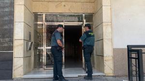 Dos agentes de la Guardia Civil custodian la entrada a la vivienda de Albuñol en la que ocurrió el crimen machista.