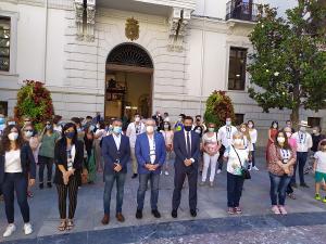 Guías y participantes, esta mañana, a las puertas del Ayuntamiento acompañados por el alcalde y el edil de Turismo.