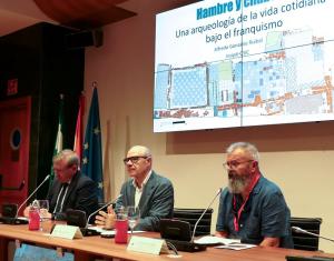 El rector de la UGR, flanqueado por el secretario de Estado de Memoria Democrática y el profesor Francisco Carrión.