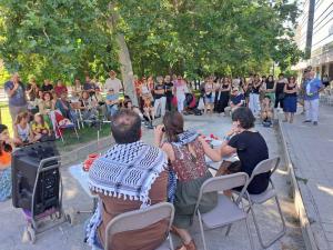 Asistentes a la conferencia, que se ha impartido en la calle, a las puertas del Colegio de Médicos de Granada. 