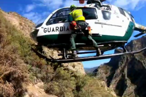 El helicóptero se dispone a rescatar al accidentado. 