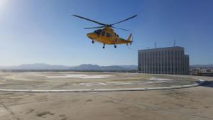 Un helicóptero de emergencias aterriza en el helipuerto.