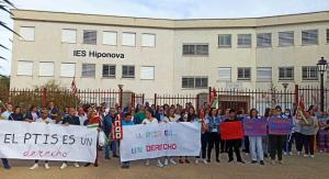 Concentración, este lunes, en el IES Hiponova de Montefrío para reclamar personal para atender al alumnado con NEE.