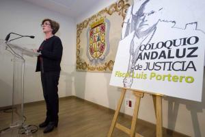 La viuda de Luis Portero, en un homenaje en la Fiscalía Andaluza. 
