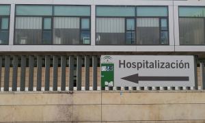 Cartel señalizando el acceso al pabellón de hospitalizaciones del San Cecilio.