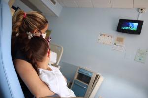 Una niña ingresada, con su madre, viendo el estreno.