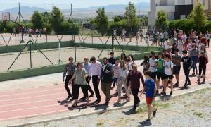 Autoridades y alumnado del instituto caminan por las instalaciones del centro.