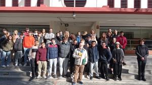 Estudiantes y docentes del IES Puerta del Mar junto al periodista Paco Vigueras.