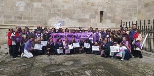 Foto de familia tras finalizar el acto reivindicativo de este domingo en Granada. 