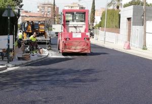 Tareas de reasfaltado este viernes en el Camino Bajo de Huétor. 