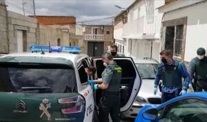 El detenido es introducido en un vehículo policial. 