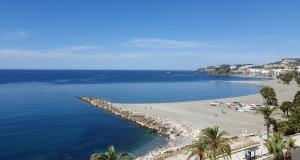 Las playas, vacías a la espera de bañistas. 