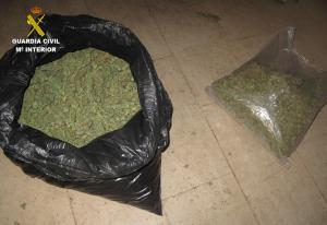 Saco y bolsa con marihuana halladas en el edificio. 