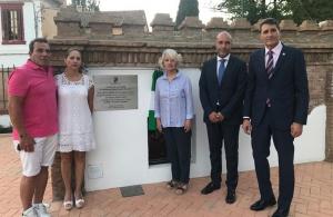 Familia y autoridades, junto a la placa de la plaza con el nombre de Mónica Carrión. 