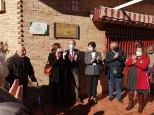 Una placa descubierta este lunes conmemora los 40 años del centro de salud. 