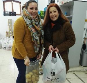 Ténicos del Ayuntamiento, con las bolsas preparadas.