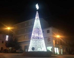 Árbol de luces instalado esta Navidad en la localidad. 