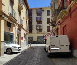 Vehículo aparcado frente al montacoches.