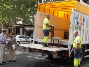 Operarios de Inagra recogen muebles de la vía pública. 
