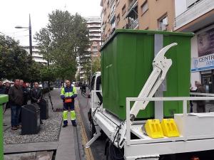 El nuevo vehículo ha permitido restituir contenedores soterrados en Andaluces y Sol.