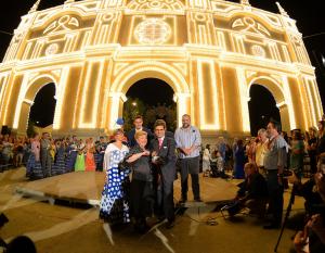 Elvira Bueno con el alcalde y los portavoces municipales, en el encendido de las luces del ferial.