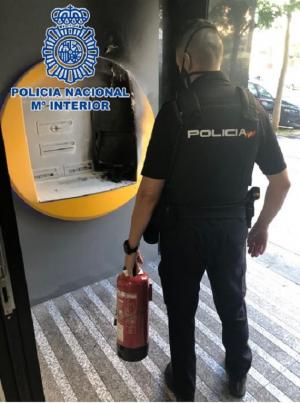 Un agente, tras apagar el incendio con un extintor