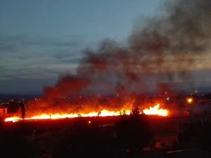 Imagen compartida en twitter del incendio declarado en el entorno del Cortijo de los Cipreses.