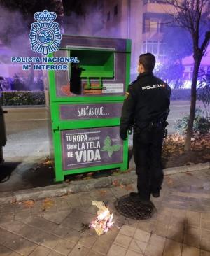 Un agente, junto a uno de los contenedores. 