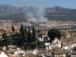 Imagen en la que se aprecia el incendio, tomada desde el Albaicín.