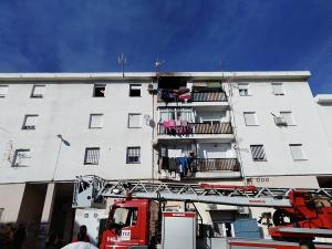 La intervención de los Bomberos ha evitado que el fuego se extendiera a otros pisos.