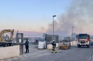Operativo trabajando en el incendio de la nave.