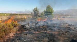 Trabajos para atajar las llamas en el incendio de Padul.