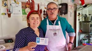Fotografía de los ganadores de un quinto premio en Almuñécar. Joaquin  y Turi son los propietarios de una carnicería en el centro de esta localidad.